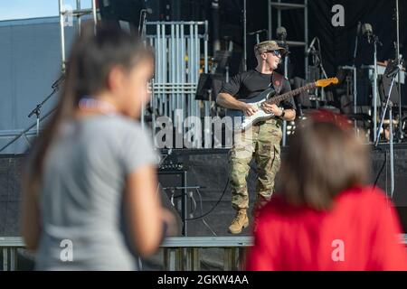 Sgt. Philip Green, ein Soldat und Musiker der 1st Armored Division Band, tritt im Pop Goes the Fort auf, der Feier des Unabhängigkeitstages, am 4. Juli 2021 in Fort Bliss, Texas. Green spielt mit Iron will, der Rockband der 1. AD Band. Stockfoto