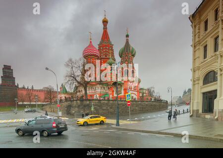 MOSKAU, RUSSLAND - 26. APRIL 2018 : schöne Aussicht auf die Kremltürme des Roten Platzes in Moskau. Moskauer Architektur - bei bewölktem Wetter. Weltberühmter Touri Stockfoto