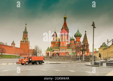 MOSKAU, RUSSLAND - 26. APRIL 2018 : Blick auf die Kremltürme des Roten Platzes in Moskau. Moskauer Architektur, Russland. Es ist weltberühmter Touristenort - Saint Basi Stockfoto