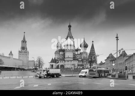 MOSKAU, RUSSLAND - 26. APRIL 2018 : Schwarz-Weiß-Ansicht der Moskauer Kremltürme auf dem Roten Platz. Moskauer Architektur, Russland. Es ist weltberühmte Touristen Stockfoto