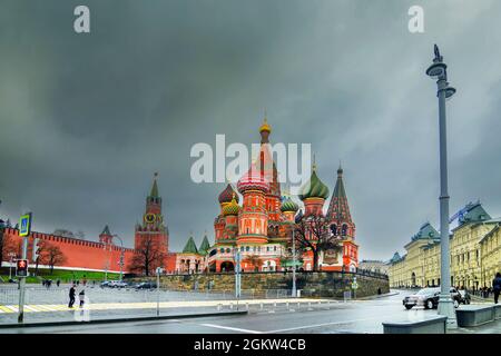 MOSKAU , RUSSLAND - 26. APRIL 2018 : Blick auf die Kremltürme des Roten Platzes in Moskau. Moskauer Architektur, bei bewölktem Wetter. Es ist weltberühmter Tourist sp Stockfoto