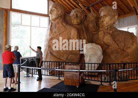 National Park Ranger Einführung in die Geschichte des Bildhauerstudios in Mount Rushmore National Memorial.Keystone.South Dakota.USA Stockfoto