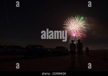 Mitglieder der Gemeinschaft beobachten das Feuerwerk auf dem Asphalt des Flugfeldes der Los Alamitos Army auf der Trainingsbasis der Joint Forces, Los Alamitos, Kalifornien, während der Drive-Up Feuerwerke am 4. Juli, die am 4. Juli 2021 spektakulär sind. Die 34. Jährliche Veranstaltung wird von der Basis ausgerichtet und von den benachbarten Städten Los Alamitos und Seal Beach präsentiert. Stockfoto