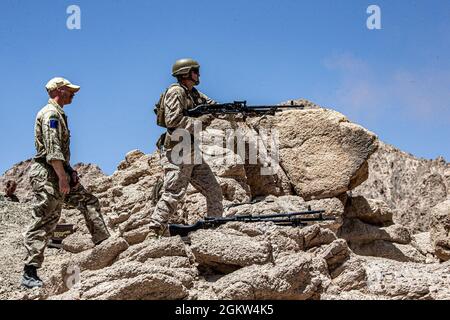 Eine US-Marine mit 2. Bataillon, 1. Marines, die an das Special Purpose Marine Air – Ground Task Force – Crisis Response – Central Command (SPMAGTF-CR-CC) 21.1 angeschlossen ist, feuert ein L7A2 General Purpose Machine Gun, während sie von einem Soldaten der britischen Armee mit 2. Bataillon, Fallschirmregiment, Jordanien, Juli 04, beobachtet wird, 2021. Die bilateralen Schulungen wurden durchgeführt, um die Beziehungen und die Zusammenarbeit zwischen den alliierten Kräften im CENTCOM-Befehlsgebiet zu stärken. SPMAGTF-CR-CC wurde entwickelt, um schnell und effizient auf eine Vielzahl von militärischen Operationen unter Einsatz von Luftfahrt-, Boden- und Logistikunternehmen zu reagieren Stockfoto