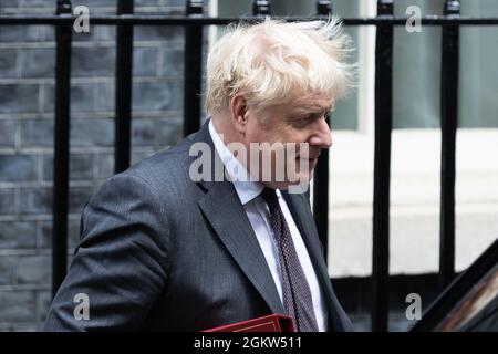 London, Großbritannien. September 2021. Premierminister Boris Johnson verlässt die Downing Street, um an den Fragen des Premierministers in London teilzunehmen. Kredit: SOPA Images Limited/Alamy Live Nachrichten Stockfoto