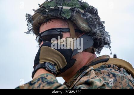 U.S. Marine Corps Sgt. Tyler Wildfong, geboren in Grand Rapids, Michigan, und ein Truppenführer bei Alpha Company, 1. Bataillon, 6. Marine Regiment, 2d Marine Division, kommuniziert mit seinen Teamleitern in einem Truppenfeuerbereich während der Übung Sea Breeze 21 an einem nicht bekannt gegebenen Ort am 5. Juli 2021. Übung Sea Breeze ist eine jährliche Veranstaltung, bei der militärische Einheiten aus mehreren Ländern und innerhalb der 2d Marine Expeditionary Force zusammenkommen, um ihre Kampffähigkeiten zu verbessern und starke Beziehungen aufzubauen. Stockfoto