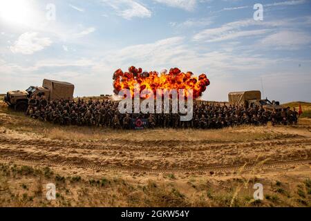 US-Marine mit Alpha Company, 1. Bataillon, 6. Marine-Regiment, 2d Marine Division und 8. Engineer Support Bataillon, 2d Marine Logistics Group und Mitgliedern der ukrainischen Streitkräfte posieren für ein Foto während der Übung Sea Breeze 21 an einem nicht veröffentlichten Ort am 5. Juli 2021. Übung Sea Breeze ist eine jährliche Veranstaltung, bei der militärische Einheiten aus mehreren Ländern und innerhalb der 2d Marine Expeditionary Force zusammenkommen, um ihre Kampffähigkeiten zu verbessern und starke Beziehungen aufzubauen. Stockfoto