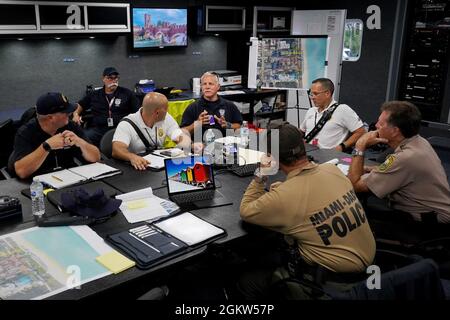 MIAMI, FL (5. Juli 2021) – Urban Search and Rescue Teams treffen sich bei der Alpha United Command and General Staff Meeting mit lokalen Beamten, um Optionen zur Wiederherstellung des Einsturzes von Surfside-Gebäuden zu diskutieren. (FEMA Stockfoto