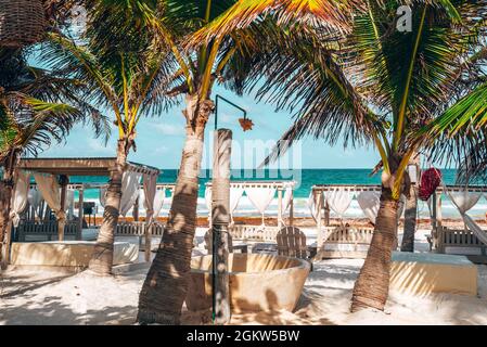 Stranddusche mit luxuriösen Vordächern vor dem Meer im mexikanischen Resort Stockfoto