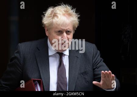 London, Großbritannien. September 2021. Premierminister Boris Johnson verlässt die Downing Street, um an den Fragen des Premierministers in London teilzunehmen. (Foto von Tejas Sandhu/SOPA Images/Sipa USA) Quelle: SIPA USA/Alamy Live News Stockfoto