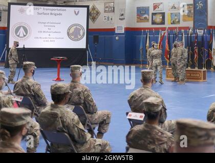 Soldaten der 'Wüstenritter' der 595. Transportbrigade (SDDC) und Gäste sehen zu, wie die Generalleiterin Heidi J. Hoyle, die Kommandantin des Militärkommandierenden Surface Deployment and Distribution Command, die Farben der Brigade an Oberst Ricardo L. Sierra-Guzman übergibt, den ankommenden Kommandanten bei der Zeremonie zur Befehlsänderung am 6. Juli 2021. Sierra-Guzman tritt die Nachfolge von Col. Michael E. Ludwick an, dessen Tochter Gracie, 14, für die Zeremonie die Nationalhymne einspielte. Stockfoto