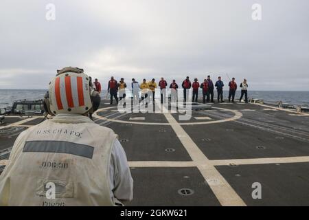 210705-N-XP283-1001 PAZIFISCHER OZEAN (5. Juli 2021) Seeleute an Bord der USS Chafee der Arleigh Burke-Klasse (DDG 90) führen einen Spaziergang von Fremdkörpern und Trümmern (FOD) durch, 5. Juli 2021. Chafee führt Routineoperationen im Bereich der 3. Flotte der USA durch. Stockfoto