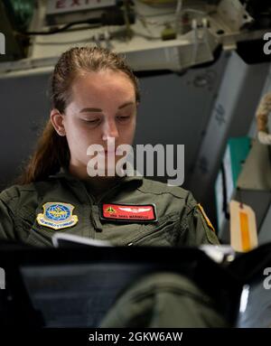 Senior Airman Sara Marinelli, 21. Airlift Squadron Ladermaster, überprüft vor einem Flug am 6. Juli 2021 auf der Travis Air Force Base, Kalifornien, eine Checkliste. Der 21. AS führte eine lokale Trainingsmission durch, die die Qualifikationswährung für sieben Besatzungsmitglieder ermöglichte. Stockfoto