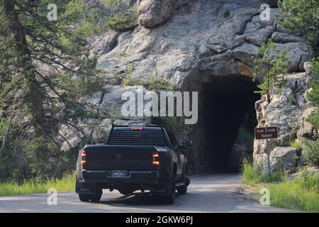 Ein LKW fährt durch den Iron Creek Tunnel.Custer State Park.Custer.South Dakota.USA Stockfoto