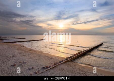 Sonnenuntergang über der Ostsee am Strand von selenogradsk. Kaliningrader Gebiet, Russland Stockfoto