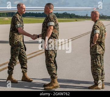 U.S. Marine Corps Gen. Gary L. Thomas, links, stellvertretender Kommandant des Marine Corps, wird von Major Gen. Michael S. Cederholm, Zentrum, kommandierender General, 2nd Marine Aircraft Wing, begrüßt. Und Col. Curtis V. Ebitz, rechts, Kommandant der Marine Corps Air Station New River am MCAS New River, North Carolina, 7. Juli 2021. Thomas wird der Vorsitzende des US Marine Corps LT. General Brian D. Beaudreault, der den General der II Marine Expeditionary Force befehligen wird, beaufsichtigen. Stockfoto