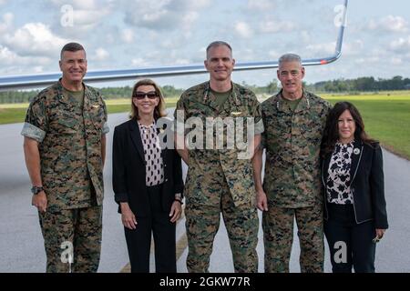 Von links nach rechts: US Marine Corps Maj. Gen. Michael S. Cederholm, Kommandeur General, 2. Marine Aircraft Wing, Catherine Thomas, Ehefrau von Assistant Commandant of the Marine, Gen. Gary L. Thomas, Assistant Commandant of the Marine Corps, LT. Gen. Brian D. Beaudreault, Kommandant General, II Marine Expeditionary Force, Und Karen A. Beaudreault, Gattin, die General der II Marine Expeditionary Force befehligen soll, posiert für ein Gruppenfoto auf dem MCAS New River, North Carolina, 7. Juli 2021. Thomas wird als Vorsitzender den Ruhestand von Beaudreault beaufsichtigen. Stockfoto