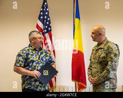 Col. Nicu Tiperciuc, Rumänischer Leiter der Koordinierungsabteilung für Infrastrukturprojekte im Verteidigungsministerium, erhält vom 7. Juli 2021, dem Kommandanten der Area Support Group und des Black Sea auf dem Luftwaffenstützpunkt Mihail Kogalniceanu in Rumänien, ein Dankesschreiben. Tiperciuc zeigte hervorragende Unterstützung für EUCOM, indem er die organisatorische Unterstützung recherchierte, fertigte und koordinierte, um die kritische rumänische Ingenieursverwaltung zahlreicher US-Projekte in Rumänien sicherzustellen. Die Professionalität und das Engagement von Tiperciuc spiegeln große Anerkennung für sich, das Ministerium für nationale Verteidigung und die pe wider Stockfoto