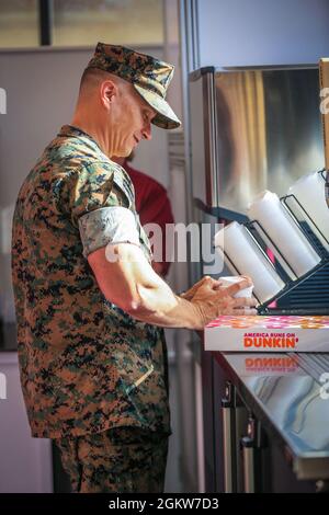 Col. Charles B. Dockery, der Kommandant der Marine Corps Air Station Miramar, macht die offizielle erste Tasse Kaffee während der großen Eröffnung von Dunkin’ Dash auf MCAS Miramar, San Diego, Kalifornien, 7. Juli 2021. Die neue Selbstbedienungsstelle für den Mitnehmen wurde in Miramar eröffnet, um die einzelnen Marineinfanteristen in den Kasernen unterzubringen, indem eine Express-Option für Mahlzeiten unterwegs bereitgestellt wurde. Stockfoto