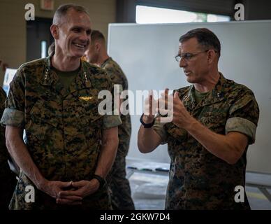 U.S. Marine Corps General Gary L. Thomas, links, der stellvertretende Kommandant des Marine Corps, spricht mit dem Generalmajor Francis L. Donovan, dem Kommandanten der 2d Marine Division (MARDIV), im Camp Lejeune, N.C., 7. Juli 2021. Thomas besuchte 2d MARDIV, um zu beobachten, wie die Division plant, sich gemäß Force Design 2030 anzupassen, das die Letalität und die Littoral Combat-Fähigkeit des Marine Corps erhöhen soll. Stockfoto