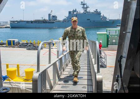 210707-N-ZS023-1010 MARINESTÜTZPUNKT SAN DIEGO (7. Juli 2021) ADM hinten. Robert Nowakowski, zum Leiter der Task Force LCS ernannt, kommt an Bord des Litoral Combat Ships USS Mobile (LCS 26) mit der Variante Independence an. LCS ist eine schnelle, agile, missionskorremierte Plattform, die für den Einsatz in Küstenumgebungen entwickelt wurde und sich gegen Küstenbedrohungen des 21. Jahrhunderts ausspioniert. LCS unterstützt die Vorwärtspräsenz, die Sicherheit im Seeverkehr, die Seekontrolle und die Abschreckung. Stockfoto