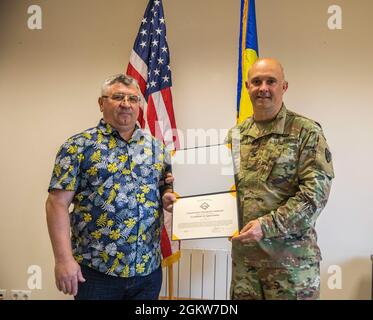 Col. Nicu Tiperciuc, Rumänischer Leiter der Koordinierungsabteilung für Infrastrukturprojekte im Verteidigungsministerium, erhält vom 7. Juli 2021, dem Kommandanten der Area Support Group und des Black Sea auf dem Luftwaffenstützpunkt Mihail Kogalniceanu in Rumänien, ein Dankesschreiben. Tiperciuc zeigte hervorragende Unterstützung für EUCOM, indem er die organisatorische Unterstützung recherchierte, fertigte und koordinierte, um die kritische rumänische Ingenieursverwaltung zahlreicher US-Projekte in Rumänien sicherzustellen. Die Professionalität und das Engagement von Tiperciuc spiegeln große Anerkennung für sich, das Ministerium für nationale Verteidigung und die pe wider Stockfoto