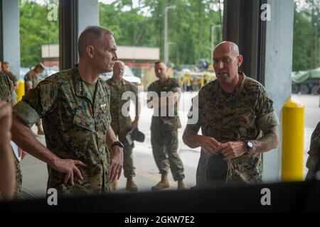 U.S. Marine Corps General Gary L. Thomas, links, der stellvertretende Kommandant des Marine Corps, spricht mit Sgt. Maj. Daniel L. Krause, der Hauptfeldwebel der 2d Marine Division (MARDIV), im Camp Lejeune, N.C., 7. Juli 2021. Thomas besuchte 2d MARDIV, um zu beobachten, wie die Division plant, sich gemäß Force Design 2030 anzupassen, das die Letalität und die Littoral Combat-Fähigkeit des Marine Corps erhöhen soll. Stockfoto