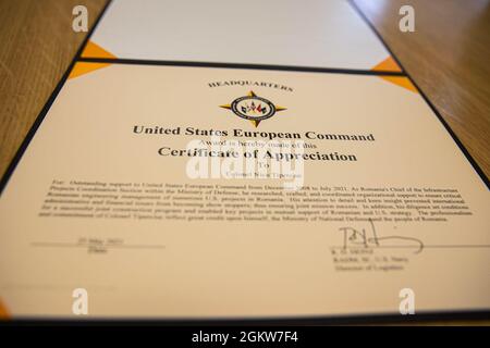 Col. Nicu Tiperciuc, Rumänischer Leiter der Koordinierungsabteilung für Infrastrukturprojekte im Verteidigungsministerium, erhält vom 7. Juli 2021, dem Kommandanten der Area Support Group und des Black Sea auf dem Luftwaffenstützpunkt Mihail Kogalniceanu in Rumänien, ein Dankesschreiben. Tiperciuc zeigte hervorragende Unterstützung für EUCOM, indem er die organisatorische Unterstützung recherchierte, fertigte und koordinierte, um die kritische rumänische Ingenieursverwaltung zahlreicher US-Projekte in Rumänien sicherzustellen. Die Professionalität und das Engagement von Tiperciuc spiegeln große Anerkennung für sich, das Ministerium für nationale Verteidigung und die pe wider Stockfoto