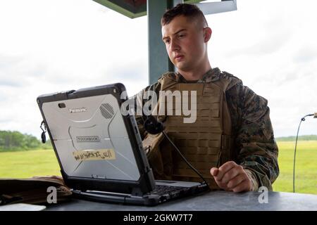 U.S. Marine Corps Lance CPL. David Parrott, ein gebürtiger aus Richmond, VA., und Maschinengewehrschütze mit 1. Bataillon, 2d Marine Regiment (1/2), 2d Marine Division (2d MARDIV), führt eine Switchblade Drohne während einer Trainingsübung im Camp Lejeune, N.C., 7. Juli 2021. 1/2 ist als experimentelles Infanterie-Bataillon von 2d MARDIV beauftragt, neue Ausrüstung, Einsatzkonzepte und Kraftstrukturen zu testen. Die Ergebnisse der Einheit werden dazu beitragen, die Infanterie-Bataillone im gesamten Marine Corps gemäß Force Design 2030 zu verfeinern. Stockfoto