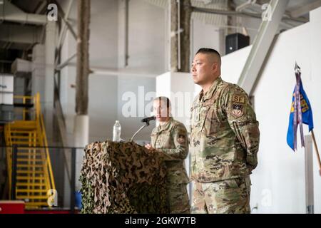 LT. Col. Min Lee, der kommende Kommandant der 341st Missile Security Operations Squadron, sieht sich als 1. LT. Leslie Fallert, 341st MSOS Logistik- und Ressourcen-Offizier und Zeremonienmeister an, stellt Lee während einer Befehlswechselzeremonie am 7. Juli 2021 auf dem Luftwaffenstützpunkt Malmstrom seinem neuen Geschwader vor, Zu den 341. MSOS gehören die taktische Eingreiftruppe, eine Bereitstellen-Einheit, die in der Lage ist, auf jeden feindlichen Angriff innerhalb von Malmstroms 13,800 Quadratmeilen Raketenkomplex zu reagieren, und die Konvoi-Eingreiftruppe, ein Abschnitt, der den höchsten Schutz für interkontinentale ballistische Raketen bietet Stockfoto