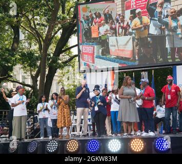 Der Bürgermeister von New York, Bill de Blasio (Mitte), feuert während der Heroes Ticker Tape Parade in New York City die Teilnehmer im Rathaus an, als Feuerwehrleute, Strafverfolgungskräfte, Sanitäter, Gesundheitsfachkräfte und wichtige Mitarbeiter durch Lower Manhattan marschieren, 7. Juli 2021. Die Parade, die dazu gedacht war, wichtigen Arbeitern zu danken und die Rückkehr von New York City zu feiern, begann im Battery Park von Manhattan, reiste entlang des Canyon of Heroes und endete im Rathaus. Stockfoto