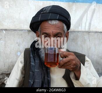 (210915) -- KANDAHAR, 15. September 2021 (Xinhua) -- ein afghanischer Mann trinkt Tee in Kandahar, im Süden Afghanistans, 14. September 2021. ZUR „Roundup: Afghanen sehnen sich nach einem besseren Leben, da die Taliban-Regierung es schafft, das Land mit Rufen nach internationaler Hilfe zu führen“ (Foto: Sanaullah Seiam/Xinhua) Stockfoto
