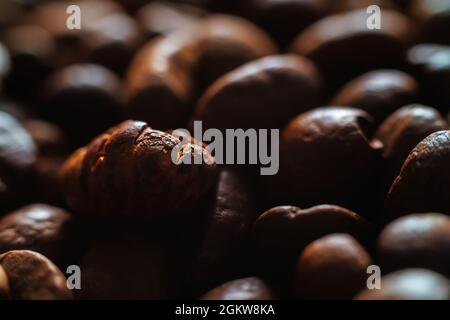 Dunkle, geröstete Kaffeebohnen in Nahaufnahme Stockfoto