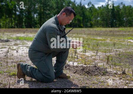 U.S. Marine Corps Master Sgt. Carlos Villarreal, ein Techniker für explosive Ordnance Disposal (EOD) mit Hauptsitz und Hauptquartier-Geschwader, bereitet selbstgemachte Sprengstoffe für eine Trainingsveranstaltung nach der Sprenganalyse auf der Marine Corps Air Station Cherry Point, North Carolina, am 7. Juli 2021 vor. Die Sprengstoffe wurden gezündet und analysiert, um die Fähigkeit zur Identifizierung improvisierter Sprengkörper während EOD-Operationen zu verbessern. Stockfoto