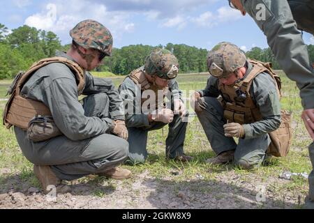 Techniker von Explosive Ordnance Disposal (EOD) mit Hauptquartier und Hauptquartier-Geschwader führten eine improvisierte Sprengstoffanalyse (PBA) auf der Marine Corps Air Station Cherry Point, North Carolina, 7. Juli 2021 durch. Die Schulung soll die Fähigkeit der EOD-Techniker verbessern, IED zu identifizieren, die während der Durchführung von EOD-Operationen entdeckt werden könnten, was möglicherweise Menschenleben retten könnte. Stockfoto