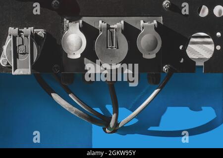 Modernes Panel- und Drahtanschlusssystem mit Kontakt-Stecker, Strom- und Energietechnik. Stockfoto