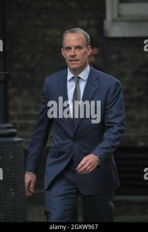 London, Großbritannien. September 2021. Dominic Raab wird vom Außenminister zum Justizminister degradiert, bleibt aber stellvertretender Premierminister. Aktuelle Minister und potenzielle neue Kabinettsmitglieder kommen heute in die Downing Street Nr. 10 und verlassen sie, um Boris Johnsons Kabinettumbildung zu gestalten. Kredit: Imageplotter/Alamy Live Nachrichten Stockfoto