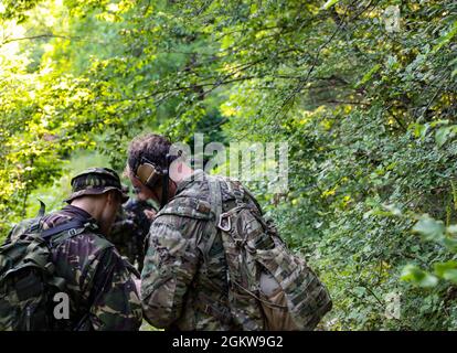 Die Polizei Serbiens der Sondereinheit für Terrorismusbekämpfung (SAJ) und der Grünen Berets der US-Armee führten vom 28. Juni bis 9 2021. Juli in Goč, Serbien, ein gemeinsames gemeinsames Austauschtraining durch. Das JCET zielt darauf ab, die Planung, Manöver und Krisenreaktion der serbischen und US-Streitkräfte in bergigem Gelände zu verbessern. Stockfoto