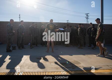 US-Marineinfanteristen mit 1. Bataillon, 5. Marine-Regiment, 1. Marine-Division, hören sich vor der Durchführung einer Schwimmqualifikation im Marine Corps Base Camp Pendleton, Kalifornien, 7. Juli 2021 einen Sicherheitsbrief an. Marineinfanteristen müssen sich jährlich neu qualifizieren, um die Einsatzbereitschaft, die Bequemlichkeit im Wasser und die schnelle Reaktionszeit im Falle eines Wasserunfalls zu gewährleisten. Stockfoto