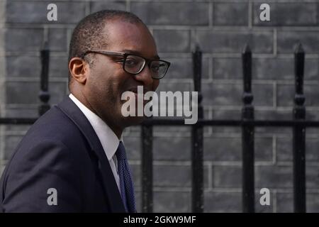 Kwasi Kwarteng in der Downing Street, London, als Premierminister Boris Johnson sein Kabinett ummischt, um ein „starkes und vereintes“ Team zu ernennen. Bilddatum: Mittwoch, 15. September 2021. Stockfoto