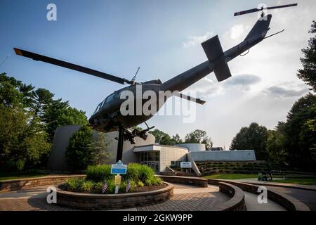 Ein 1964 Bell UH-1D „Huey“ Hubschrauber am New Jersey Vietnam Veterans’ Memorial in Holmdel, N.J., 7. Juli 2021. Der Hubschrauber, einer von mehr als 7,000 Hueys, die während des Vietnamkrieges dienten, wurde von Freiwilligen restauriert und am 7. Mai 2014 eingeweiht. Das Memorial, ein kreisförmiger Freiluftpavillon mit einem Durchmesser von 200 Fuß, wurde von Hien Nguyen entworfen, der 1975 aus Vietnam in die Vereinigten Staaten kam. Sie besteht aus 366 8 Fuß hohen schwarzen Granitplatten, die jeweils einen Tag des Jahres repräsentieren. An dem Tag, an dem sie getötet wurden, sind auf den Granitplatten Verletzte aufgeführt. Das Fenster vom 7. Mai Stockfoto