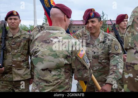 Oberst Michael „Jody“ Shouse, links, ankommender Kommandant des 4. Infanterie-Brigade-Kampfteams (Airborne), 25. Infanterie-Division, US-Armee Alaska, übergibt die Brigade-Farben an Command Sgt. Maj. Alex Kupratty, der Kommandofeldwebel Major des 4. IBCT (A), 25. ID, während einer Befehlswechselzeremonie am 08. Juli 2021 auf der Joint Base Elmendorf-Richardson, Alaska. Oberst Michael „Jody“ Shouse übernahm während der Befehlswechselzeremonie das Kommando über die 4. IBCT (A), 25. ID, von Oberst Chris Landers. Stockfoto