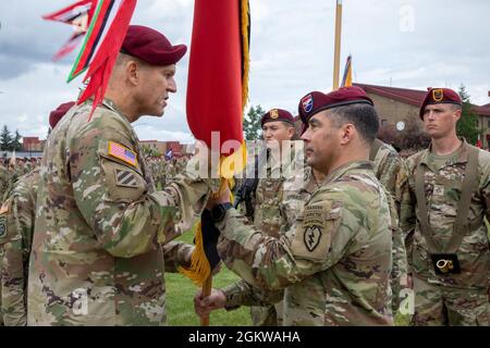 Col. Chris Landers, rechts, scheidender Kommandeur des 4. Infanterie-Brigade-Kampfteams (Airborne), 25. Infanterie-Division, US Army Alaska, übergibt die Farben der Brigade an den Generalmajor Peter B. Andrysiak, Jr., Mitte, Kommandeur der US Army Alaska, um den erfolgreichen Abschluss des Kommandos während einer Befehlswechselzeremonie am 08. Juli zu symbolisieren. 2021, auf der Joint Base Elmendorf-Richardson, Alaska. Oberst Michael „Jody“ Shouse übernahm während der Befehlswechselzeremonie das Kommando über die 4. IBCT (A), 25. ID, aus Landers. Stockfoto