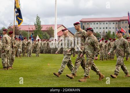 Oberst Michael „Jody“ Shouse, Mitte links, ankommender Kommandant des Kampfteams der 4. Infanteriebrigade (Airborne), 25. Infanteriedivision, US Army Alaska, geht mit Major General Peter B. Andrysiak, Jr., Mitte, Kommandant der US Army Alaska, Und Oberst Chris Landers, Mitte rechts, der scheidende Kommandant, während sie die Fallschirmjäger des 4. IBCT (A), 25. ID, während einer Befehlswechselzeremonie am 08. Juli 2021, auf der Joint Base Elmendorf-Richardson, Alaska, inspizieren. Shouse übernahm das Kommando des 4. IBCT (A), 25. ID, von Col. Chris Landers während der Befehlswechselzeremonie. Stockfoto