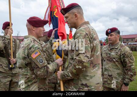 General Peter B. Andrysiak, Jr., rechts, Kommandant der US-Armee Alaska, übergibt die Farben des 4. Infanterie-Brigade-Kampfteams (Airborne), der 25. Infanterie-Division, der US-Armee Alaska, an Oberst Michael „Jody“ Shouse, den neuen Kommandanten des 4. IBCT (A), 25. ID, Während einer Befehlswechselzeremonie am 08. Juli 2021 auf der Joint Base Elmendorf-Richardson Alaska. Shouse übernahm das Kommando des 4. IBCT (A), 25. ID, von Col. Chris Landers während der Befehlswechselzeremonie. Stockfoto