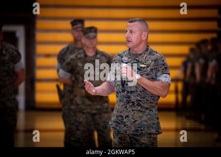 U.S. Marine Corps LT. General Robert Hedelund, kommandierender General, Fleet Marine Force, Atlantic, gibt seine Bemerkungen während der II Marine Expeditionary Force Change of Command Ceremony, Camp Lejeune, N.C., 8. Juli 2021. LT. General Brian Beaudreault gab das Kommando an LT. General William Jurney ab. Stockfoto