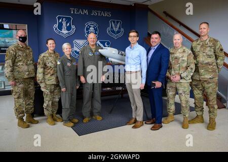 Die Führung der 116th und 461st Air Control Wings und Major General Thomas Grabowski, Kommandant der Georgia Air National Guard, stehen mit den Delegierten des US-amerikanischen Rep. Sanford Bishop Jr. vor einem Modell E-8C Joint STARS während einer Tour auf der Robins Air Force Base, Georgia, 8. Juli, 2021. JSTARS ist eine einzigartige bemannte Kampfverwaltungsplattform, die Kommandos und Kontrolleure sowie Geheimdienste, Überwachung und Aufklärungsunterstützung für Kampfkommandeure auf der ganzen Welt bereitstellt. Stockfoto