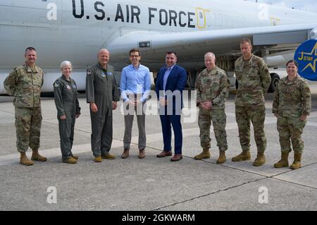 Die Führung der 116th und 461st Air Control Wings und Major General Thomas Grabowski, Kommandant der Georgia Air National Guard, stehen mit den Delegierten des US-amerikanischen Rep. Sanford Bishop Jr. vor einem E-8C Joint STARS während einer Tour auf der Robins Air Force Base, Georgia, am 8. Juli 2021. JSTARS ist eine einzigartige bemannte Kampfverwaltungsplattform, die Kommandos und Kontrolleure sowie Geheimdienste, Überwachung und Aufklärungsunterstützung für Kampfkommandeure auf der ganzen Welt bereitstellt. Stockfoto