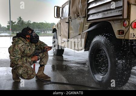 SPC der US-Armee. Jillian Jones, 3-1 Assault Helicopter Bataillon, 1. Kampfluftfahrtbrigade, weist 3-1 AHB-Soldaten in die richtige Technik ein, um chemische, biologische, radiologische und nukleare Fahrzeugdekontamination auf der Mihail Kogalniceanu Air Base in Rumänien, 8. Juli 2021, durchzuführen. Die Entsendung von einsatzbereiten, kampfglaubwürdigen US-Streitkräften nach Europa zur Unterstützung der atlantischen Entschlossenheit ist ein Beweis für das starke und unermüdliche Engagement der USA für die NATO und Europa. Stockfoto