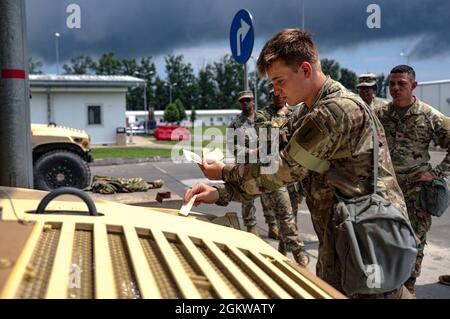 U.S. Army PFC. Dylan Vickers, 3-1 Assault Helicopter Bataillon, 1. Kampfluftfahrtbrigade, weist 3-1 AHB-Soldaten an, wie sie chemische, biologische, radiologische und nukleare Fahrzeugdekontaminationen auf der Mihail Kogalniceanu Air Base in Rumänien durchführen können, 8. Juli 2021. Pfc. Vickers verwendet M8-Papier, um zu überprüfen, ob das High Mobility Multipurpose Wheeled Vehicle (HMMWV) durch chemische Substanzen kontaminiert wurde. Die Entsendung von einsatzbereiten, kampfglaubwürdigen US-Streitkräften nach Europa zur Unterstützung der atlantischen Entschlossenheit ist ein Beweis für das starke und unermüdliche Engagement der USA für die NATO und den Euro Stockfoto